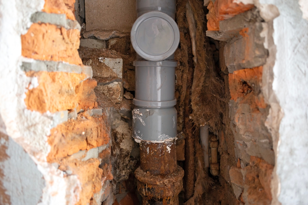 Sewer pipe repair. Partial replacement of the old cast iron pipe
